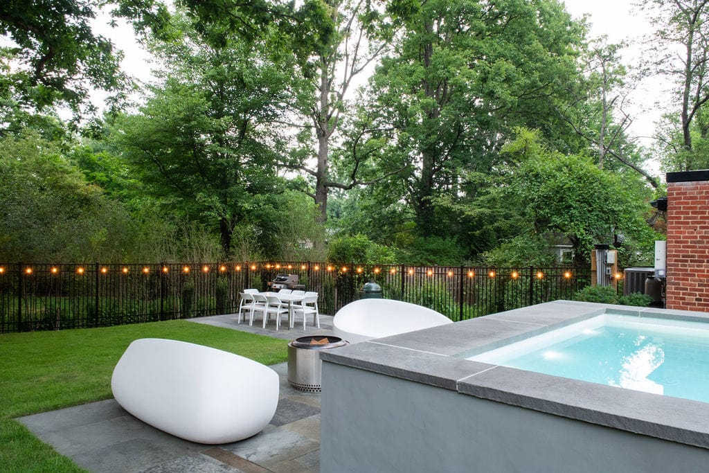 6- Modern Backyard Entertainment Area